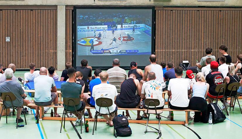 In der Heilbronner Mörike-Sporthalle hatten sich am Sonntag Spieler und Basketball-Fans zusammengefunden, um gemeinsam das Finale zu verfolgen.