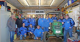 Gruppenbild mit einem Deutz D 40, Baujahr 1964: Die Bulldogfreunde Neudenau haben sich 2008 zu einem nicht eingetragenen Verein zusammengefunden. Gruppenbild mit einem Deutz D 40, Baujahr 1964: Die Bulldogfreunde Neudenau haben sich 2008 zu einem nicht eingetragenen Verein zusammengefunden.