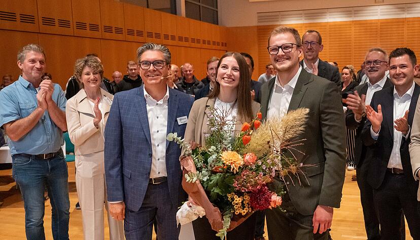 Kai Kraning (rechts) ist der neue Bürgermeister von Oberstenfeld. Neben ihm: sein Stellvertreter Markus Meder und seine Lebensgefährtin Lena Hagmann.