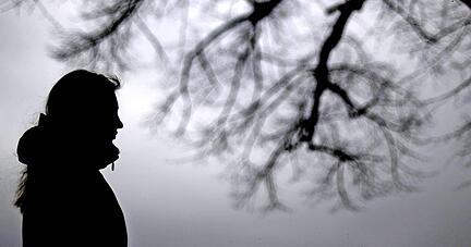 ARCHIV - ILLUSTRATION - Eine Frau steht am Donnerstag (09.02.2012) in Hannover neben einem Baum. Foto: Julian Stratenschulte dpa/lni (zu dpa "Wie der Sturz in ein tiefes Loch: «Wenn Menschen depressiv werden»" am 18.11.2016) Foto: Julian Stratenschulte/dpa +++ dpa-Bildfunk +++