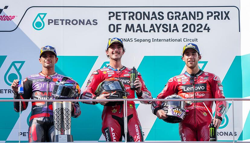 Francesco Bagnaia (M) und Jorge Martin (l) kämpfen um den WM-Titel in der MotoGP-Serie. Francesco Bagnaia (M) und Jorge Martin (l) kämpfen um den WM-Titel in der MotoGP-Serie.
