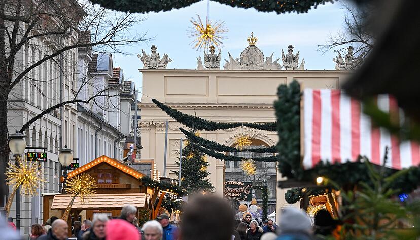Der Einzelhandel erwartet für das diesjährige Weihnachtsgeschäft in den Monaten November und Dezember Umsätze in Höhe von 126,2 Milliarden Euro (Archivbild).