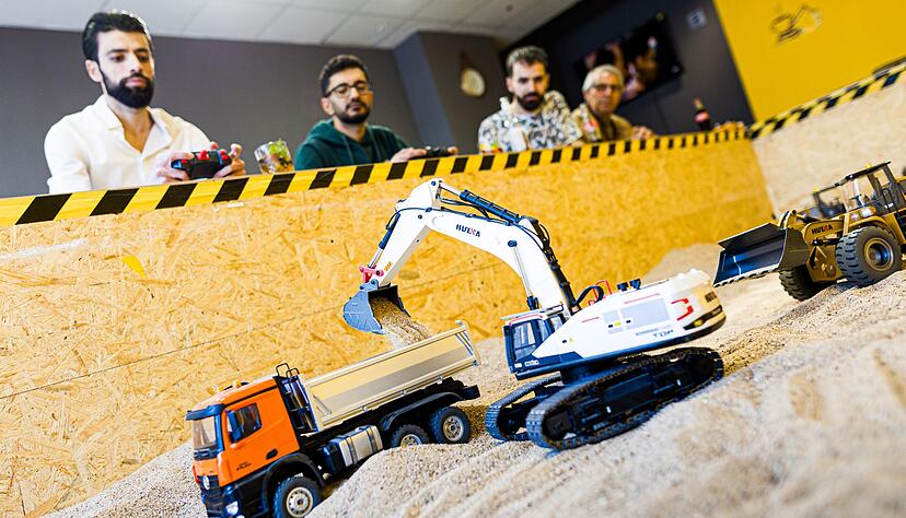 Gr&uuml;nder Siymo Othman (links) steuert mit Freunden kleine Bagger, Radlader und Lastwagen in seinem neu er&ouml;ffneten Bagger-Caf&eacute;. Es soll das erste dieser Art in Deutschland sein.