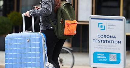 Den Koffer packen und in den Urlaub fahren? Die Deutschen müssen sich wieder auf Reisebeschränkungen über Ostern einstellen. Den Koffer packen und in den Urlaub fahren? Die Deutschen müssen sich wieder auf Reisebeschränkungen über Ostern einstellen.