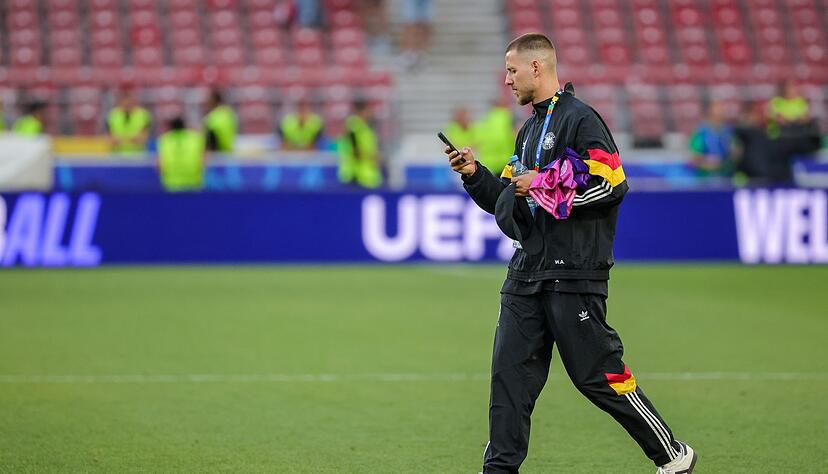 Deutschlands Spieler Waldemar Anton geht durchs Stadion. Es soll sich mit Stuttgart einig sein. Deutschlands Spieler Waldemar Anton geht durchs Stadion. Es soll sich mit Stuttgart einig sein.