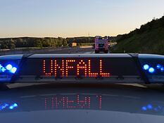 Der Verkehr auf der A81 Richtung Stuttgart staut sich aktuell bis nach Untergruppenbach. Bei Mundelsheim ist ein Fahrzeug in Brand geraten, nur ein Streifen ist befahrbar.