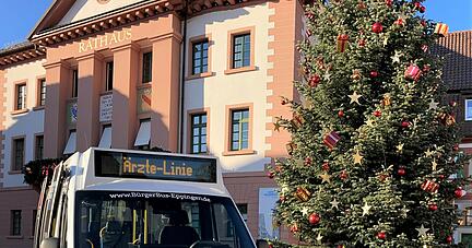 "Emil 2" wirbt auf dem Eppinger Marktplatz f&uuml;r die neue &Auml;rzte-Linie. Die bedient ab kommendem Mittwoch allerdings der &auml;ltere Bus-"Kollege".
Foto: Susanne Schwarzb&uuml;rger