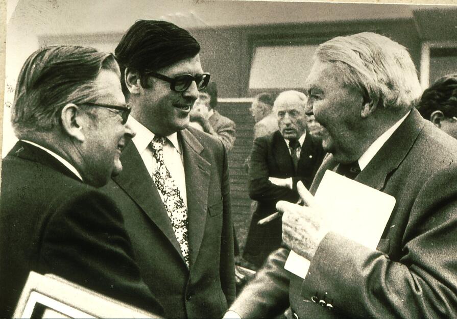 Ludwig Erhard (rechts) besucht 1972 Waldenburg. Vor der Stadthalle trifft er Bürgermeister Franz Gehweiler (links) und den Bundestagsabgeordneten Philipp Jenninger.