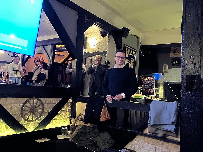 Freude beim CDU-Kandidaten Tim Breitkreuz (Wahlkreis Hohenlohe) bei der Wahlparty in K&uuml;nzelsau.