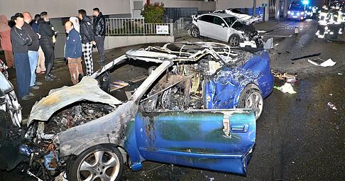 Eine Verfolgungsjagd endete mit einem schweren Unfall in Ludwigsburg: Das Wrack des gestohlenen Opel am Stra&szlig;enrand.