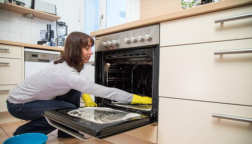 Kniebeugen - muss man ohnehin bei der Hausarbeit. Tatsächlich können Putzen & Co. Fitness-Faktoren sein - und neben Schmutz auch Stress reduzieren.