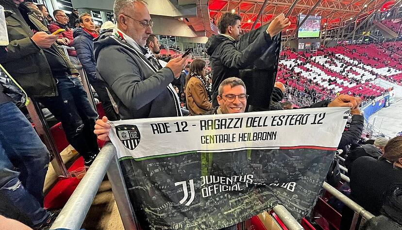 Der Heilbronner Alessio Scardamaglia zeigt beim Juve-Auswärtsspiel Anfang Oktober in Leipzig die Fanclub-Fahne. Der Heilbronner Alessio Scardamaglia zeigt beim Juve-Auswärtsspiel Anfang Oktober in Leipzig die Fanclub-Fahne.