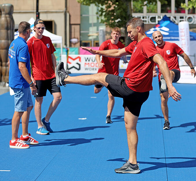 Statt auf dem Eis haben die Profis der Heilbronner Falken am Sonntagmittag auf dem Marktplatz eine ganz spezielle Trainingseinheit absolviert.