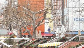 Trotz dichten Get&uuml;mmels war von angespannter Hektik nichts zu sp&uuml;ren: Die Fu&szlig;g&auml;ngerzone S&uuml;lmerstra&szlig;e am Samstagnachmittag.Fotos: Andreas Veigel