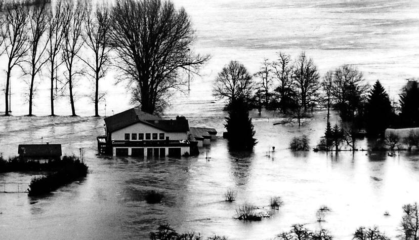 Schwere Regenfälle im Dezember 1993 führen dazu, dass der Neckar auch bei Heinsheim über die Ufer tritt und den Sportbereich überflutet. Foto: Archiv/Landauer Schwere Regenfälle im Dezember 1993 führen dazu, dass der Neckar auch bei Heinsheim über die Ufer tritt und den Sportbereich überflutet. Foto: Archiv/Landauer