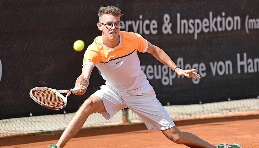 Hat am Sonntag für das knappste Ergebnis gesorgt: Tom Bruel vom TC Heilbronn am Trappensee unterlag an Position vier mit 2:6, 6:7.
Foto: Mario Berger Hat am Sonntag für das knappste Ergebnis gesorgt: Tom Bruel vom TC Heilbronn am Trappensee unterlag an Position vier mit 2:6, 6:7.
Foto: Mario Berger