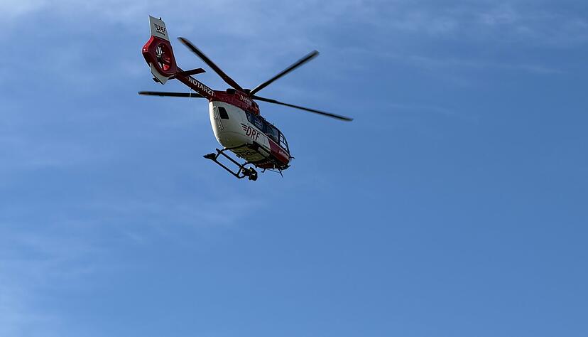 Ein Rettungshubschrauber der DRF Luftrettung &uuml;ber Offenau. Auf einem Firmengel&auml;nde ist am Freitag ein t&ouml;dlicher Unfall passiert.