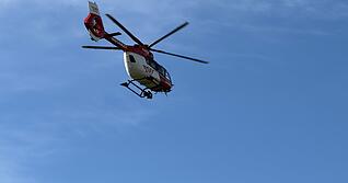 Ein Rettungshubschrauber der DRF Luftrettung &uuml;ber Offenau. Auf einem Firmengel&auml;nde ist am Freitag ein t&ouml;dlicher Unfall passiert.