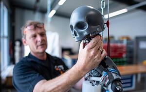 Sieht zwar nicht aus wie ein Mensch, kommt dem menschlichen Körperbau aber nahe: ein moderner Crashtest-Dummy der Firma CTS Crashtest Service. Sieht zwar nicht aus wie ein Mensch, kommt dem menschlichen Körperbau aber nahe: ein moderner Crashtest-Dummy der Firma CTS Crashtest Service.