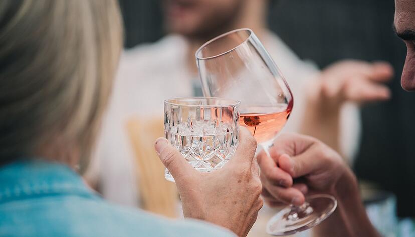 Alkohol belastet den K&ouml;rper. Wer auf Nummer sicher gehen will, verzichtet in den Tagen nach einer Impfung lieber.