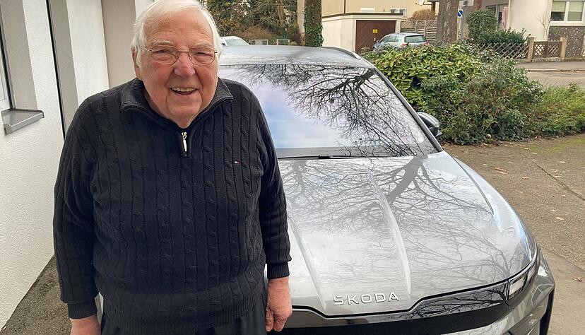 Fred Seyfarth steht vor seinem Skoda in Heilbronn-Böckingen: Der 78-Jährige würde das Auto gerne noch ein bisschen weiter fahren. Fred Seyfarth steht vor seinem Skoda in Heilbronn-Böckingen: Der 78-Jährige würde das Auto gerne noch ein bisschen weiter fahren.