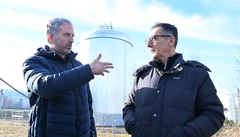 Im Wahlkampf zeigten sich Palmer und &Ouml;zdemir h&auml;ufig gemeinsam, hier bei der Besichtigung eines Solarthermie-Parks in T&uuml;bingen.
