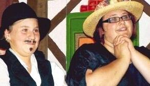 Janine Kaune (links) als Vater Wolfgang Knobel und Eva-Maria Knupfer als Mutter Uschi Knobel im St&uuml;ck &bdquo;Der Heiratsschwindler&ldquo;.Foto: Susanne Walter