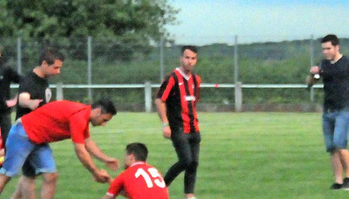 Am Boden: Christian Gr&auml;&szlig;le (vorne) und die Fu&szlig;baller des VfB.