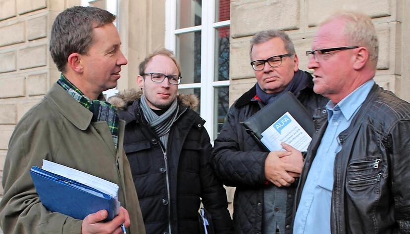 Bernd Lucke, Andreas Hoffer und Jan Rittaler (von links) sammeln in Öhringen Unterschriften. Sie sprechen mit Klaus Geissbauer aus Bretzfeld.Foto: Juliane Renk