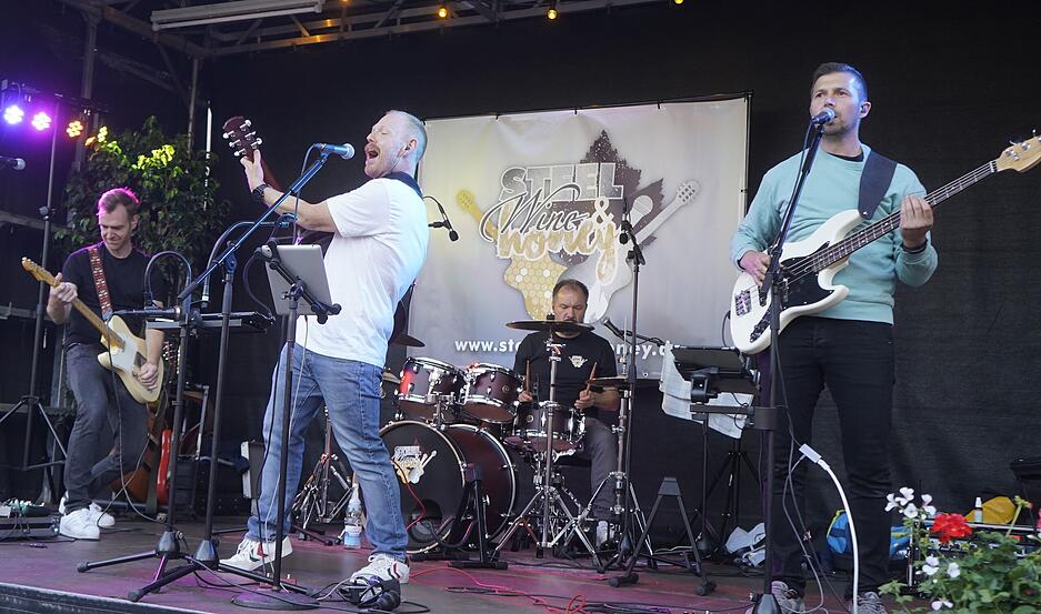 Beim Weindorf in &Ouml;hringen gibt es auch ein musikalisches Programm.