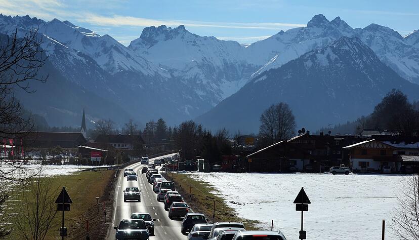 Besonders hoch ist die Staugefahr laut ADAC auf dem Weg in die Berge. (Archivbild)