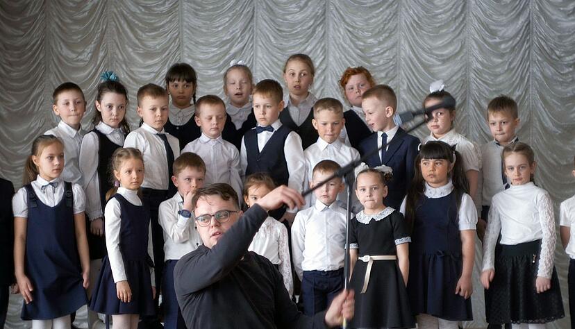 Pawel, genannt Pascha, dokumentiert patriotische Schulveranstaltungen f&uuml;r das Bildungsministerium - Szene mit Pawel Talankin und Schulkindern aus der Doku und dem Oscar-Gewinnerfilm &laquo;Ein Nobody gegen Putin&raquo;.