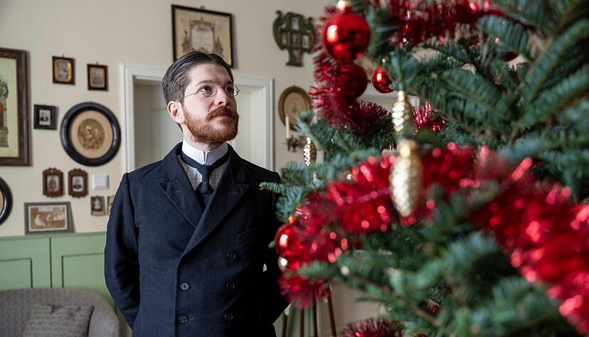 Mit Genugtuung mustert Valerio Bonanno seinen Weihnachtsbaum im Wohnzimmer seiner im Stil von 1900 eingerichteten Wohnung. Mit Genugtuung mustert Valerio Bonanno seinen Weihnachtsbaum im Wohnzimmer seiner im Stil von 1900 eingerichteten Wohnung.
