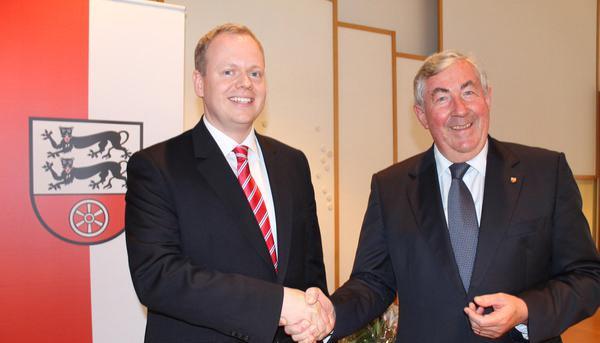 Neuer und alter Landrat: Helmut M. Jahn (rechts) gratuliert seinem Nachfolger Matthias Neth.
