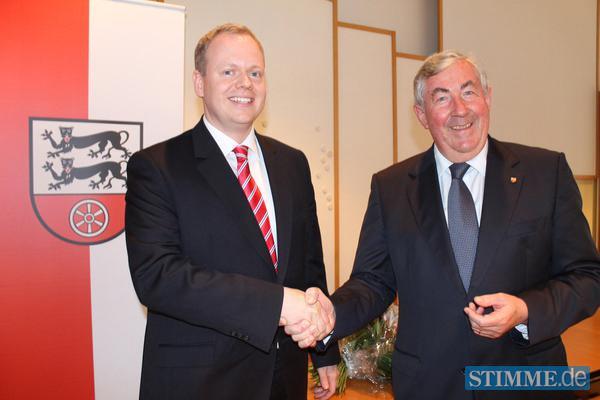Neuer und alter Landrat: Helmut M. Jahn (rechts) gratuliert seinem Nachfolger Matthias Neth.