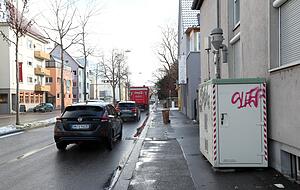 Für Kritiker ein Stein des Anstoßes: die Luft-Messstation der Landesanstalt für Umwelt an der Weinsberger Straße in Heilbronn. Zu dicht an Straße oder Kreuzung? Die Gesetzesvorgaben werden dort eingehalten, ergab ein Stimme-Check.
Foto: Andreas Veigel Für Kritiker ein Stein des Anstoßes: die Luft-Messstation der Landesanstalt für Umwelt an der Weinsberger Straße in Heilbronn. Zu dicht an Straße oder Kreuzung? Die Gesetzesvorgaben werden dort eingehalten, ergab ein Stimme-Check.
Foto: Andreas Veigel