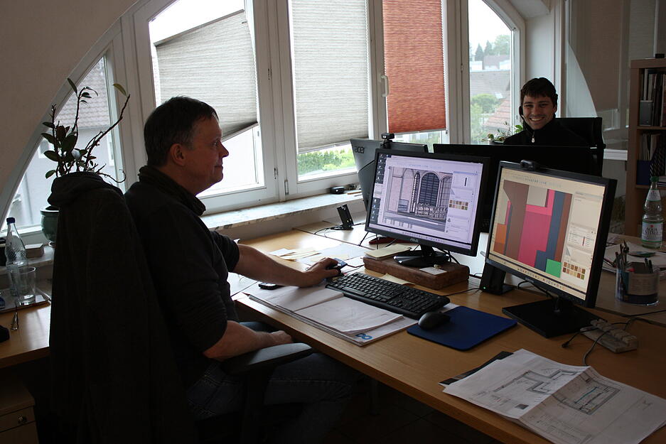 Architekt Peter W&ouml;lfle (links) bei der Planung eines Kellers.