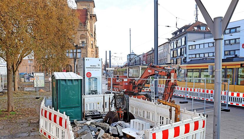 Dieser Tage haben vor dem Heilbronner Hauptbahnhof die Bauarbeiten für ein vollautomatisches Fahrrad-Parkhaus begonnen.
Foto: Ralf Seidel