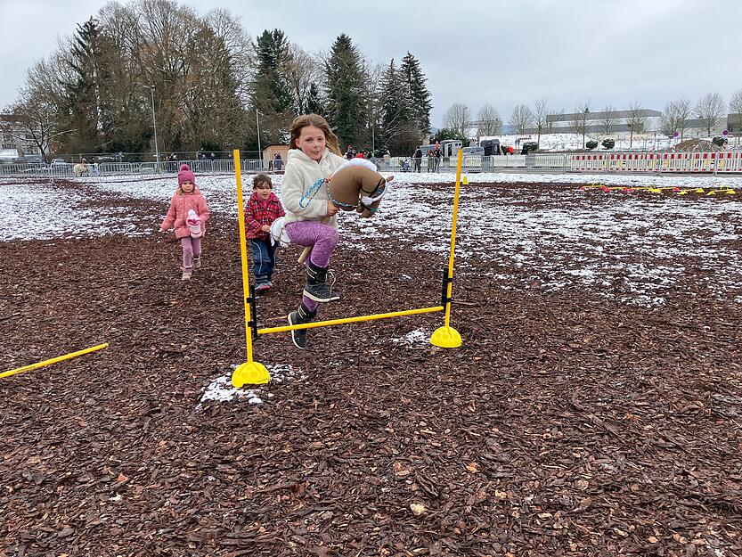 Penelope, Mia und Matilda haben beim Hobby Horsing viel Spaß auf ihren eigenen Steckenpferden.
