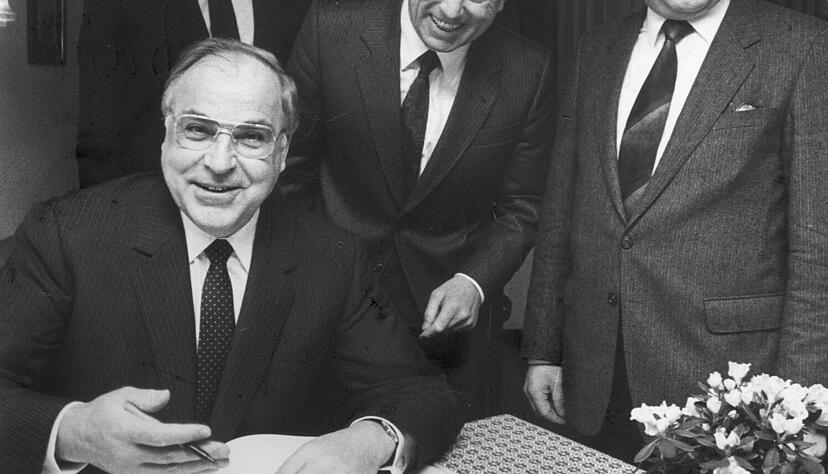 1983: CDU-Politiker Helmut Kohl (Bundeskanzler von 1982 bis 1998) trägt sich in das Goldene Buch der Stadt Heilbronn ein. Neben ihm stehen (v.r.) Egon Susset, Manfred Weinmann und Ulrich Stechele.