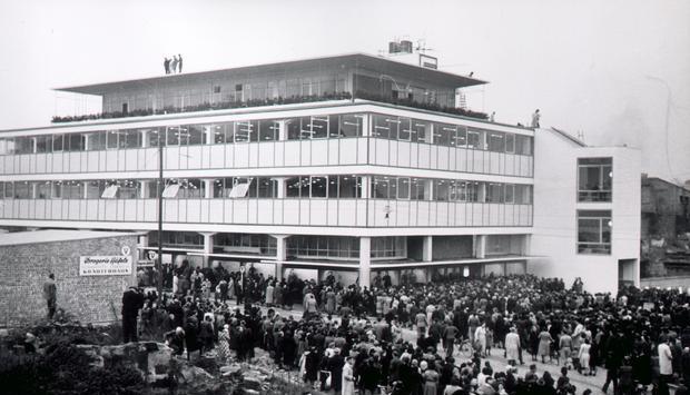 Wo heute die Galeria Kaufhof steht, befand sich nach dem Krieg das Kaufhaus Merkur. Das Bild zeigt die Merkur-Einweihung im November 1951. Seit 1953 gehörten die Merkur-Kaufhäuser zum Horten-Konzern und wurden nach und nach in Horten-Kaufhäuser umgewandelt.