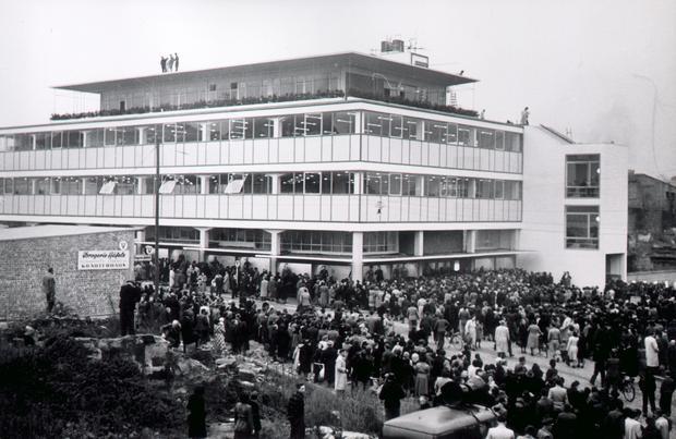 Wo heute die Galeria Kaufhof steht, befand sich nach dem Krieg das Kaufhaus Merkur. Das Bild zeigt die Merkur-Einweihung im November 1951. Seit 1953 gehörten die Merkur-Kaufhäuser zum Horten-Konzern und wurden nach und nach in Horten-Kaufhäuser umgewandelt.