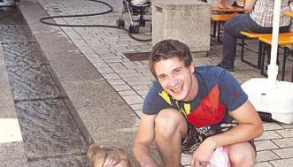 Eine kleine Abkühlung. Besonders die jungen Besucher planschten. Eine kleine Abkühlung. Besonders die jungen Besucher planschten.