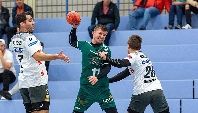 Das Vater-Sohn-Duo ist gesprengt: Marc Pflugfelder (Mitte) l&auml;uft weiterhin f&uuml;r den SKV auf, sein Vater Thomas hat den Trainer-Posten aber abgegeben.