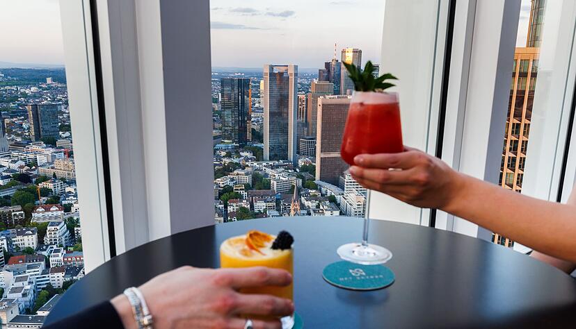 Drinks mit View: Cocktails werden in der «NFT-Skybar» vor der Kulisse der Frankfurter Skyline serviert. Drinks mit View: Cocktails werden in der «NFT-Skybar» vor der Kulisse der Frankfurter Skyline serviert.