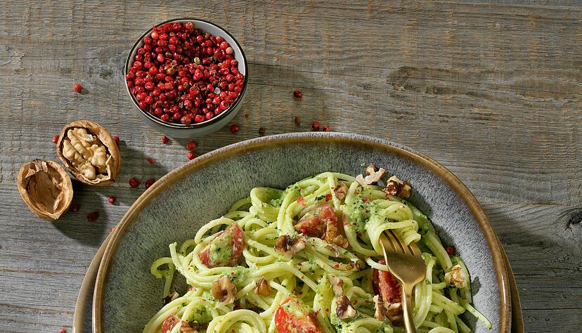 Dieser Nudelsalat mit Walnuss-Pesto und Kirschtomaten wird aus dem dünneren Bruder der Spaghetti gemacht - den Spaghettini. Dieser Nudelsalat mit Walnuss-Pesto und Kirschtomaten wird aus dem dünneren Bruder der Spaghetti gemacht - den Spaghettini.