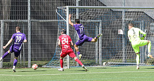 T&uuml;rkspor Neckarsulm: Mit einem Gl&uuml;ckstreffer aus ganz spitzem Winkel brachte Benedikt Fassler (links) den FC N&ouml;ttingen bereits nach vier Minuten in F&uuml;hrung.