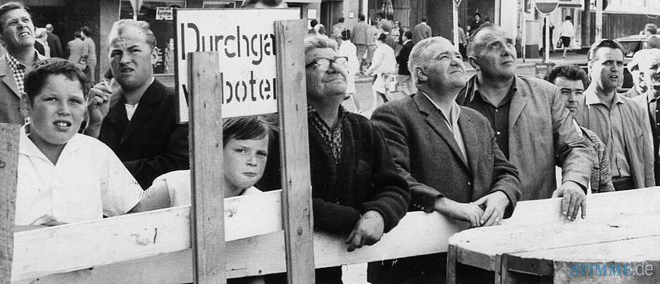 Gebannt verfolgen die männlichen Zuschauer 1966 die Tiefbohrung für den Bau eines Geschäftshauses an der Kaiserstraße.