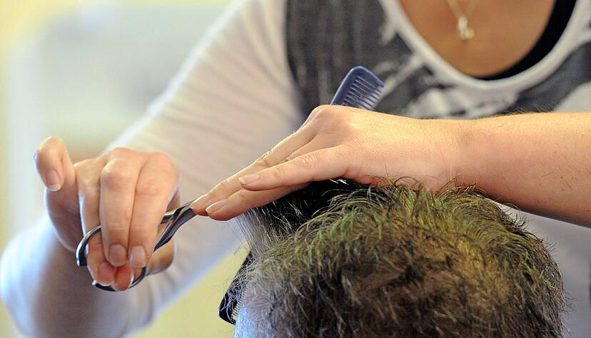 Dass Friseursalons am Montag wieder öffnen, erwarten viele sehnsüchtig. Die Freude dürfte wegen der Schutzmaßnahmen jedoch gedämpft werden.
Foto/Archiv: Rehder Dass Friseursalons am Montag wieder öffnen, erwarten viele sehnsüchtig. Die Freude dürfte wegen der Schutzmaßnahmen jedoch gedämpft werden.
Foto/Archiv: Rehder