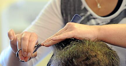 Dass Friseursalons am Montag wieder öffnen, erwarten viele sehnsüchtig. Die Freude dürfte wegen der Schutzmaßnahmen jedoch gedämpft werden. 
Foto/Archiv: Rehder